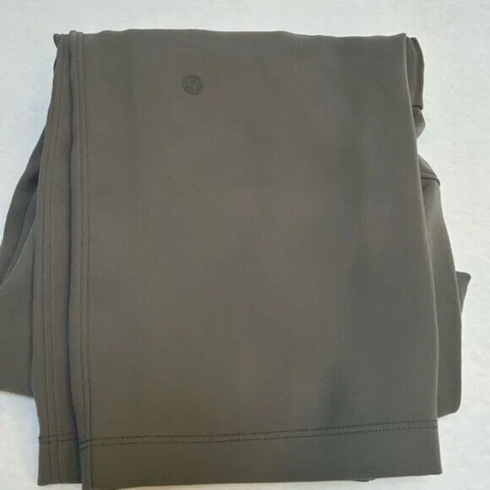 Lululemon On the Fly Crop Woven 23" Pants Grey Sage size 8